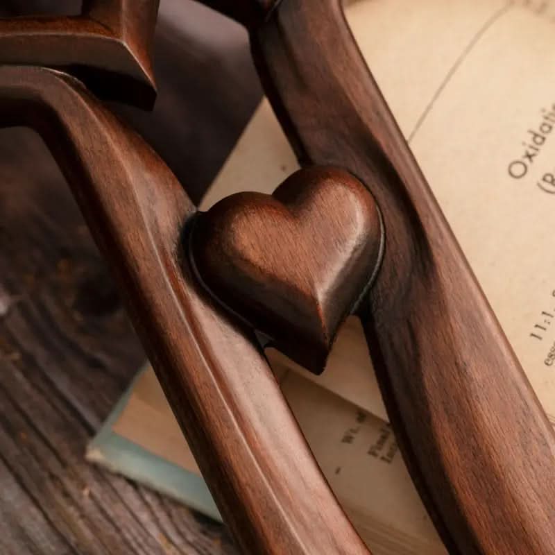Fyndor™ | Hjärta & Kors – Handgjort träkors med hjärtats symbolik