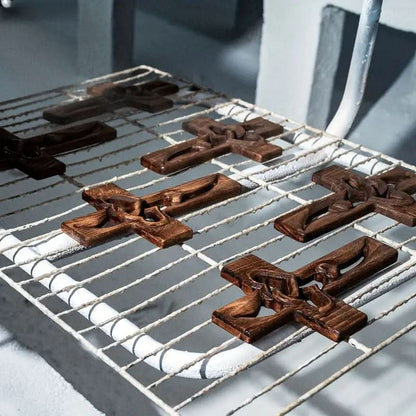 Fyndor™ | Hjärta & Kors – Handgjort träkors med hjärtats symbolik